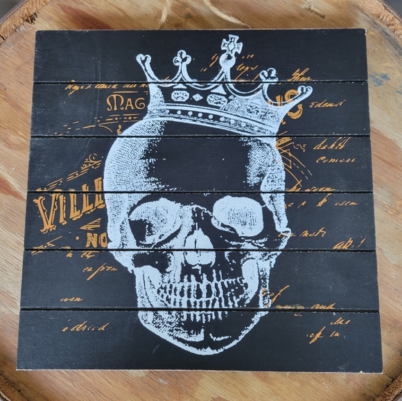 White skull king hanging wall decor